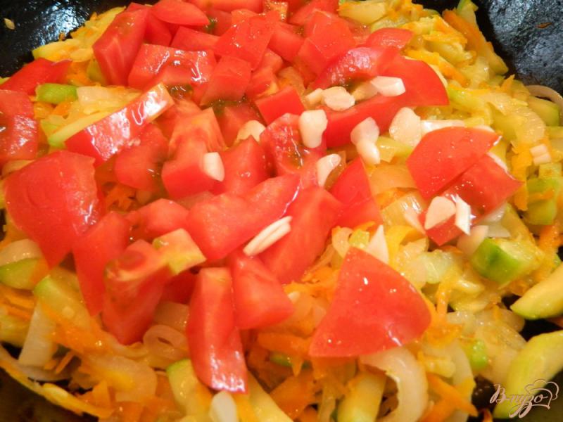 Фото приготовление рецепта: Овощное рагу из кабачков, помидор и фасоли шаг №5