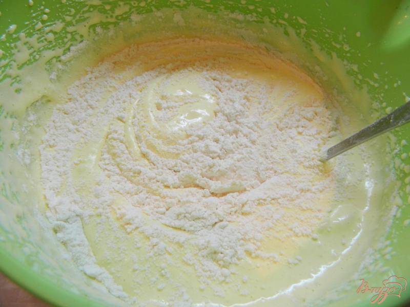 Фото приготовление рецепта: Бисквитный торт с йогуртовой прослойкой шаг №2