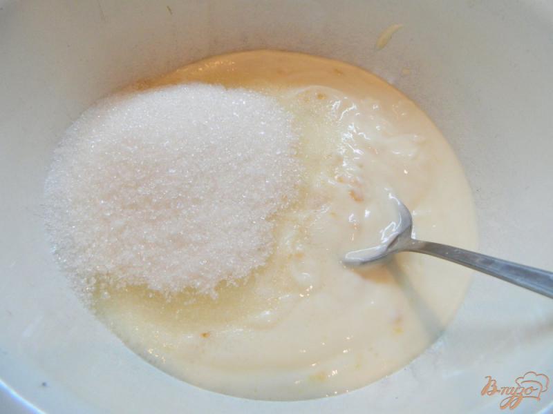 Фото приготовление рецепта: Бисквитный торт с йогуртовой прослойкой шаг №7