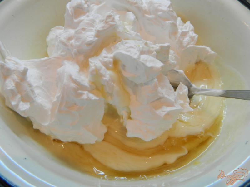 Фото приготовление рецепта: Бисквитный торт с йогуртовой прослойкой шаг №9