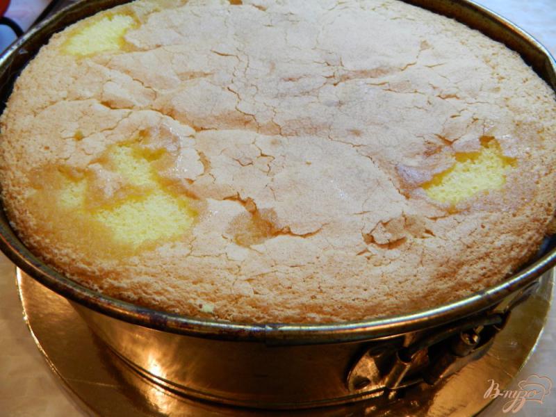 Фото приготовление рецепта: Бисквитный торт с йогуртовой прослойкой шаг №10