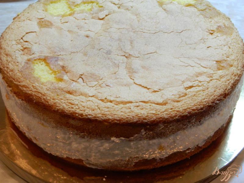 Фото приготовление рецепта: Бисквитный торт с йогуртовой прослойкой шаг №11
