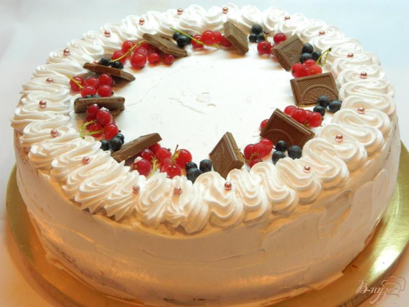 Фото приготовление рецепта: Бисквитный торт с йогуртовой прослойкой шаг №12