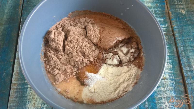 Фото приготовление рецепта: Шоколадно-кокосовое пирожное шаг №2