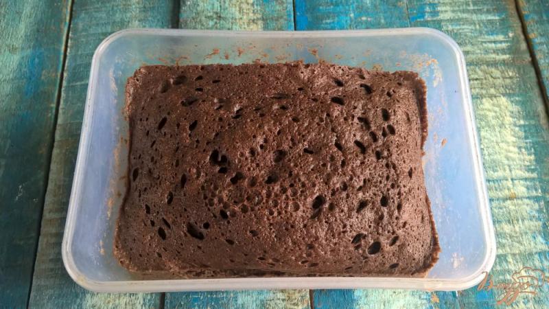 Фото приготовление рецепта: Шоколадно-кокосовое пирожное шаг №4