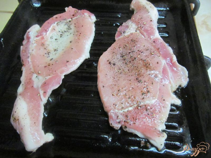 Фото приготовление рецепта: Свиной стейк с перечным салатом шаг №2