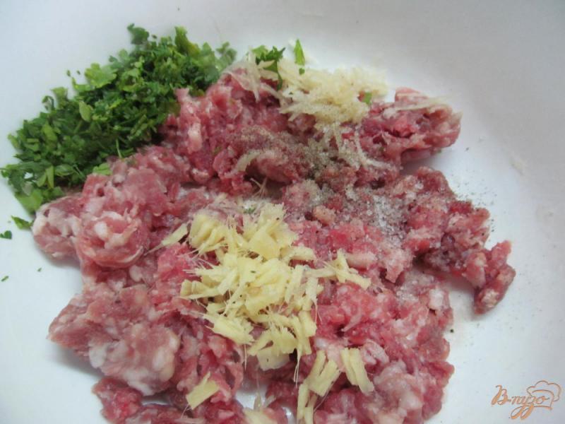 Фото приготовление рецепта: Свино-говяжьи фрикадельки в ароматном бульоне шаг №1