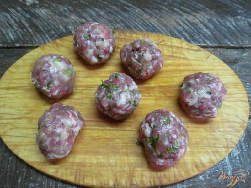Фото приготовление рецепта: Свино-говяжьи фрикадельки в ароматном бульоне шаг №2