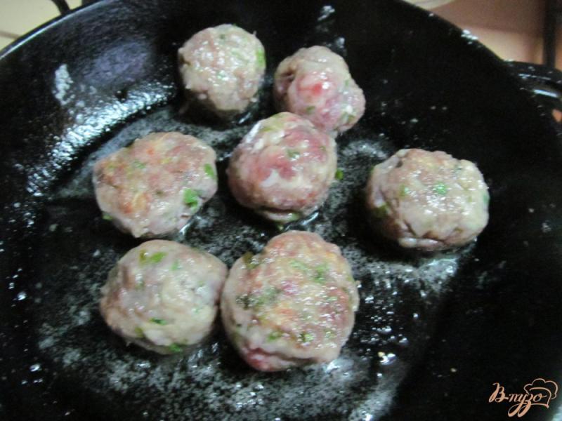 Фото приготовление рецепта: Свино-говяжьи фрикадельки в ароматном бульоне шаг №4