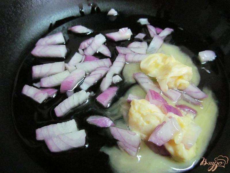 Фото приготовление рецепта: Лепешки с луком с сырным соусом шаг №1