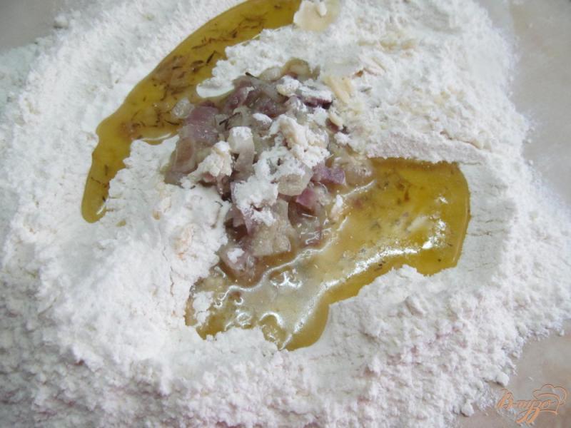 Фото приготовление рецепта: Лепешки с луком с сырным соусом шаг №5