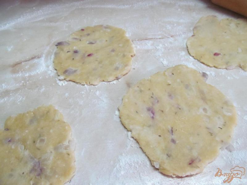 Фото приготовление рецепта: Лепешки с луком с сырным соусом шаг №7