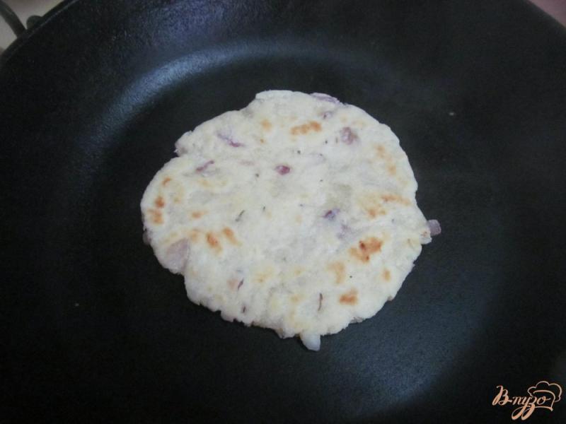 Фото приготовление рецепта: Лепешки с луком с сырным соусом шаг №8