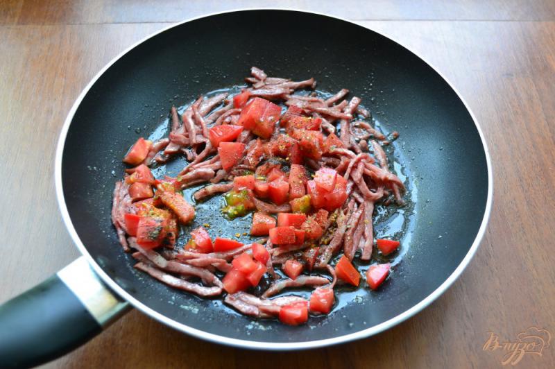 Фото приготовление рецепта: Лапша с колбасой и помидорами в яично-сырной заливке шаг №2