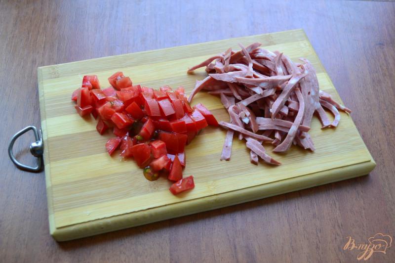 Фото приготовление рецепта: Лапша с колбасой и помидорами в яично-сырной заливке шаг №1