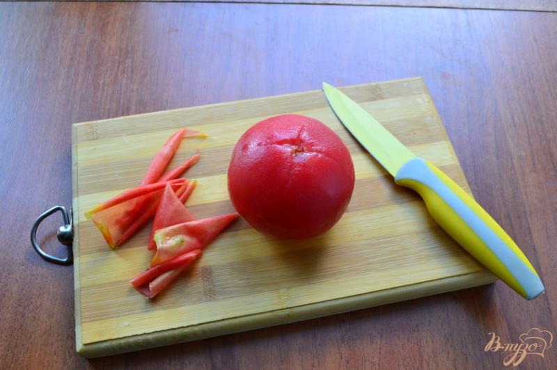 Фото приготовление рецепта: Карпаччо из томатов с зеленым крем-соусом и жареным арахисом шаг №5