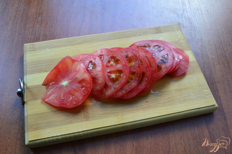 Фото приготовление рецепта: Карпаччо из томатов с зеленым крем-соусом и жареным арахисом шаг №6