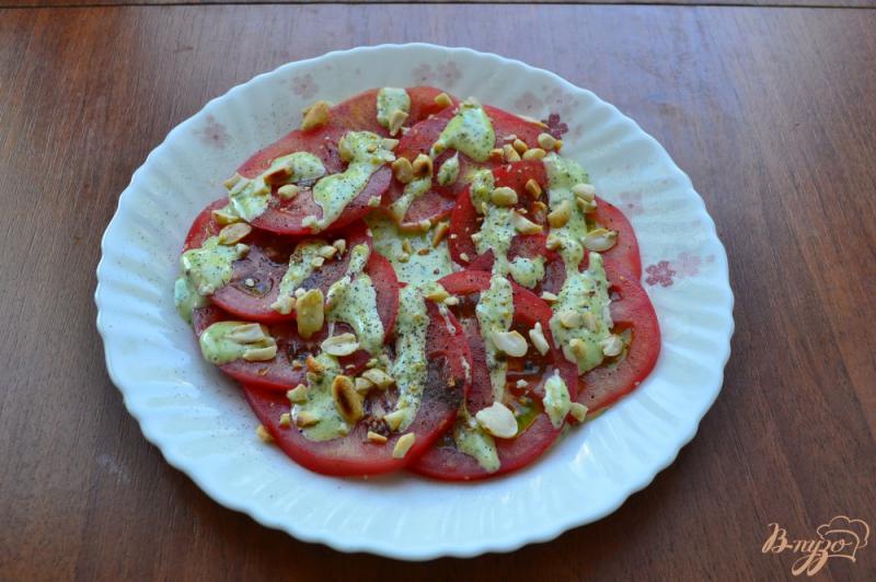 Фото приготовление рецепта: Карпаччо из томатов с зеленым крем-соусом и жареным арахисом шаг №7