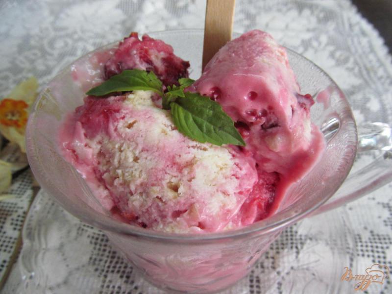Фото приготовление рецепта: Сливочное мороженое с вишней шаг №9