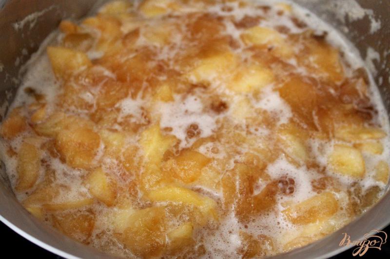 Фото приготовление рецепта: Янтарное варенье из яблок шаг №5