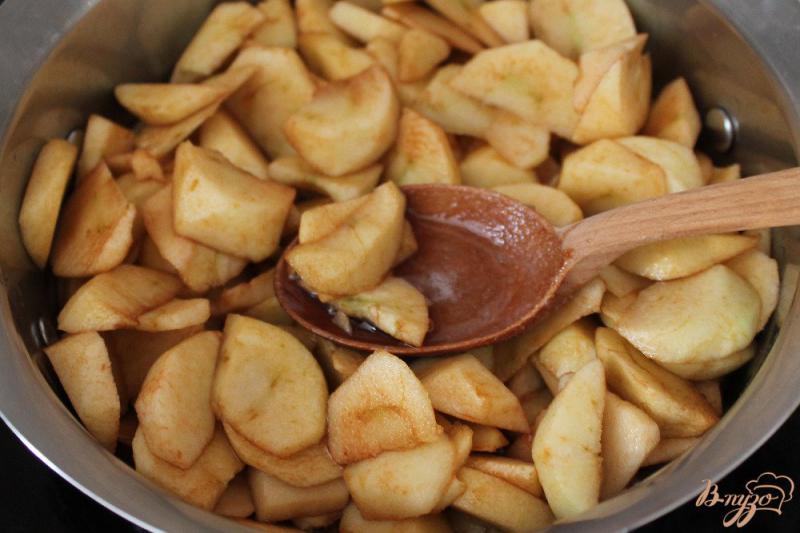 Фото приготовление рецепта: Янтарное варенье из яблок шаг №4