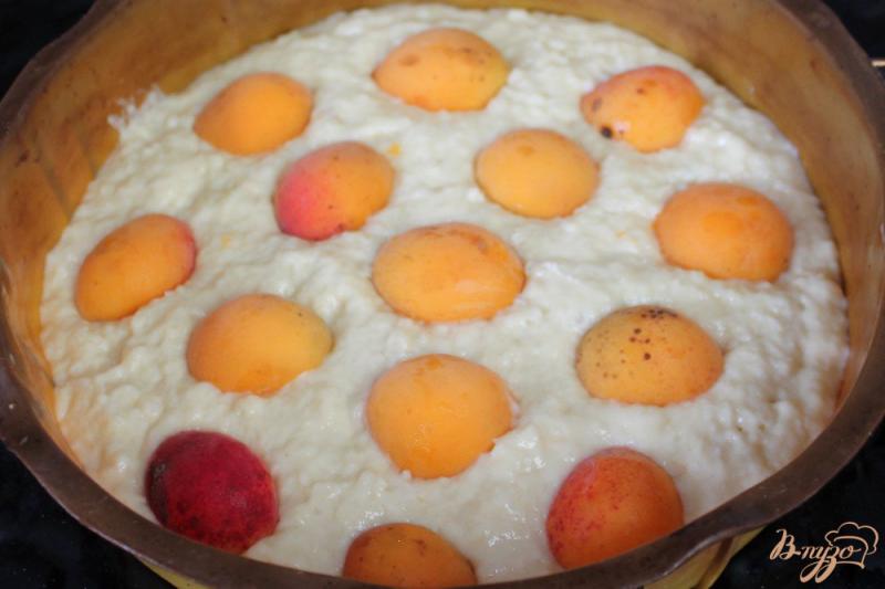 Фото приготовление рецепта: Пирог с кокосовой стружкой и абрикосом шаг №5