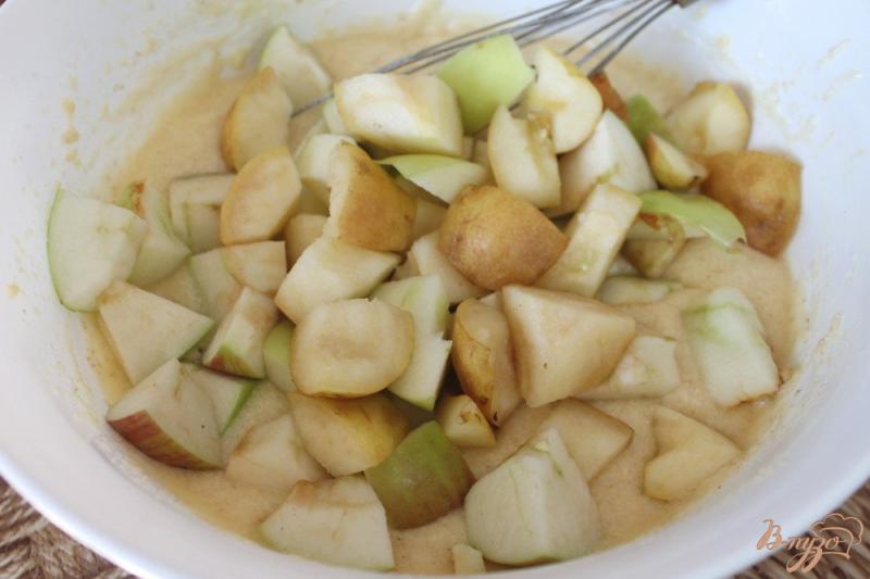 Фото приготовление рецепта: Манник с грушей и яблоком шаг №4