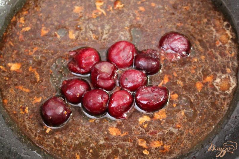 Фото приготовление рецепта: Говяжьи отбивные с вишневым соусом шаг №4