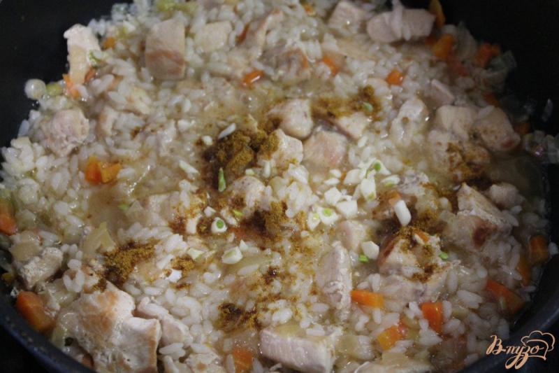 Фото приготовление рецепта: Куриная грудка с рисом и карри шаг №5