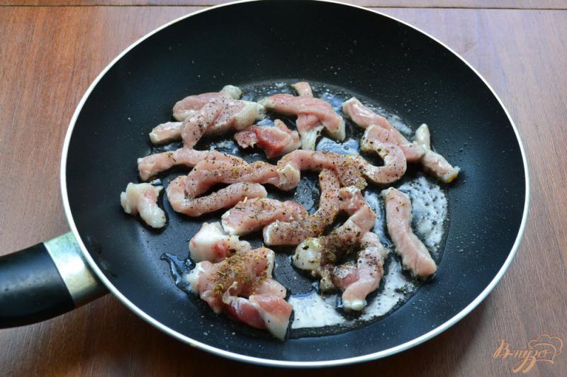Фото приготовление рецепта: Чечевица с мясом и кабачками шаг №3