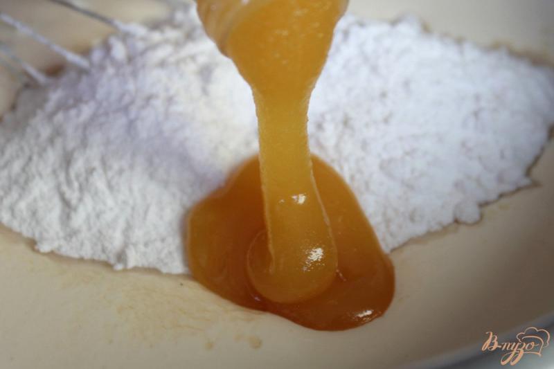Фото приготовление рецепта: Песочный торт со сметано-медовым кремом шаг №8