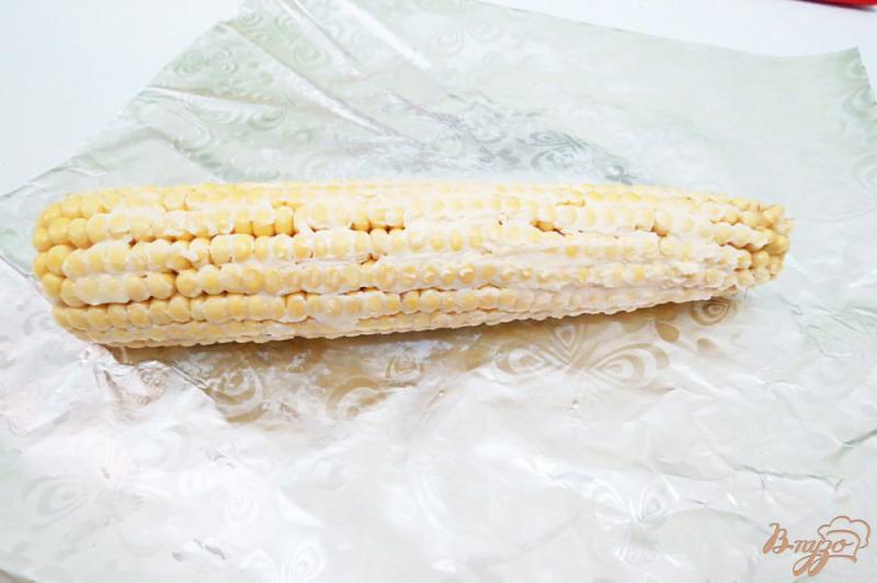 Фото приготовление рецепта: Кукуруза запеченная в фольге в духовке шаг №4