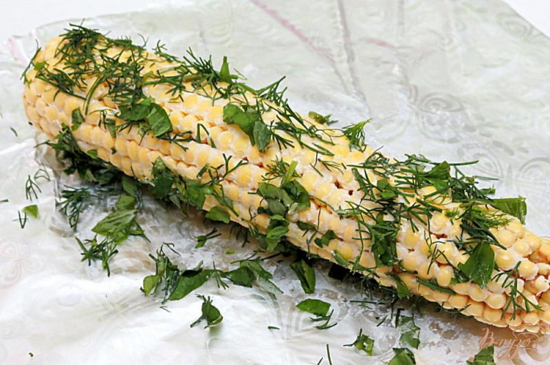 Фото приготовление рецепта: Кукуруза запеченная в фольге в духовке шаг №5