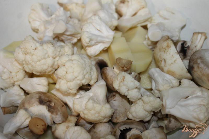 Фото приготовление рецепта: Картофель с цветной капустой и грибами в рукаве шаг №3