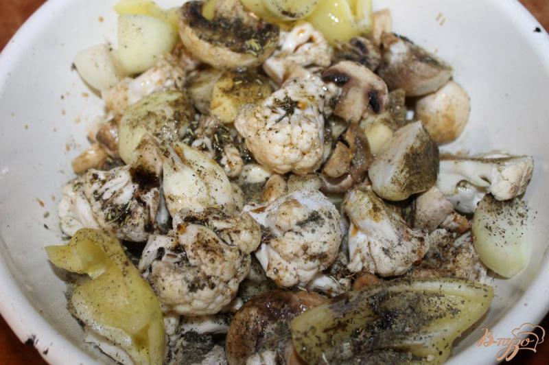 Фото приготовление рецепта: Картофель с цветной капустой и грибами в рукаве шаг №6