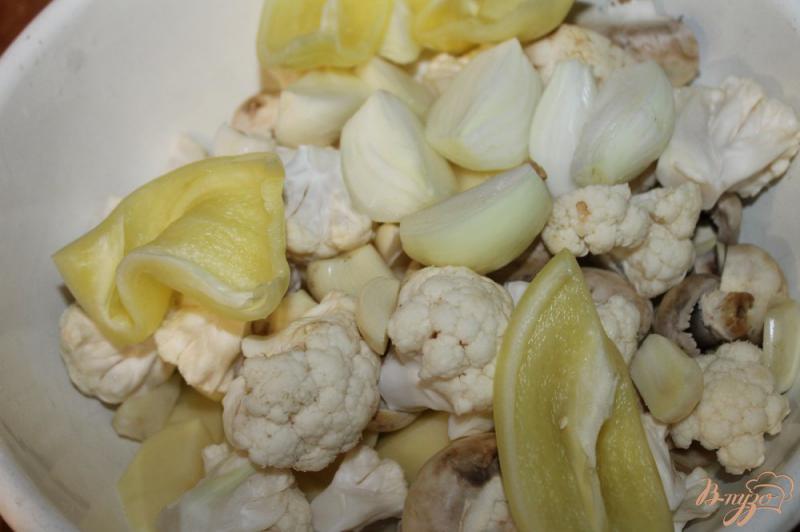 Фото приготовление рецепта: Картофель с цветной капустой и грибами в рукаве шаг №5