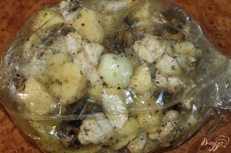 Фото приготовление рецепта: Картофель с цветной капустой и грибами в рукаве шаг №7