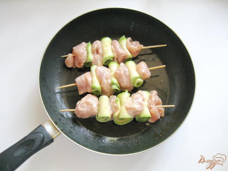 Фото приготовление рецепта: Куриные шашлычки с кабачками в маринаде из кетчупа шаг №5