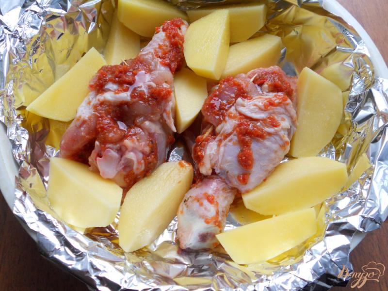 Фото приготовление рецепта: Куриные ножки с соусом «Сацебели» и картофелем на пару шаг №3
