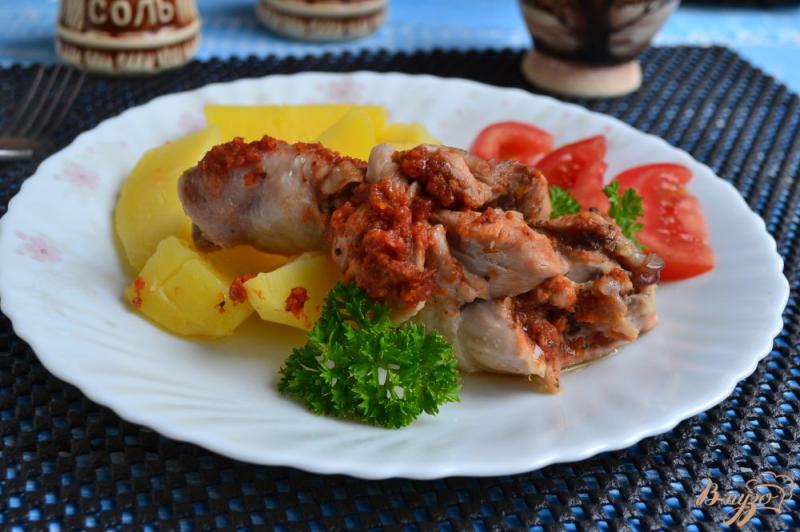 Фото приготовление рецепта: Куриные ножки с соусом «Сацебели» и картофелем на пару шаг №4