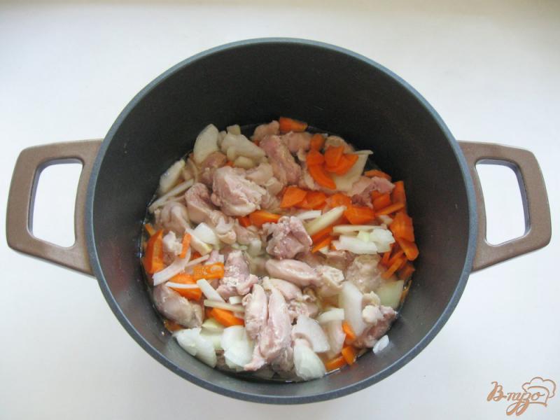 Фото приготовление рецепта: Жаркое из курицы с картофелем и грибами шаг №2