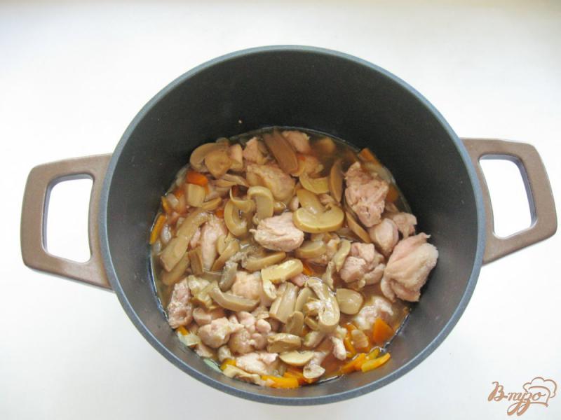 Фото приготовление рецепта: Жаркое из курицы с картофелем и грибами шаг №3