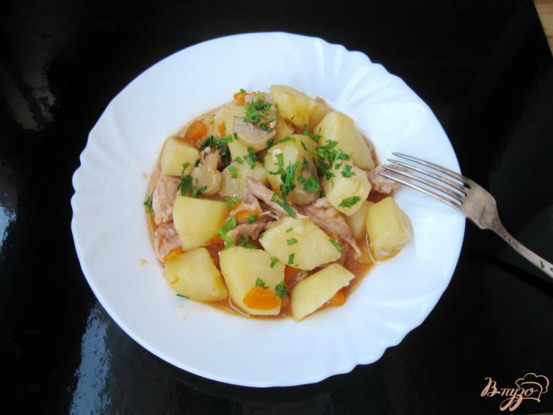 Фото приготовление рецепта: Жаркое из курицы с картофелем и грибами шаг №6