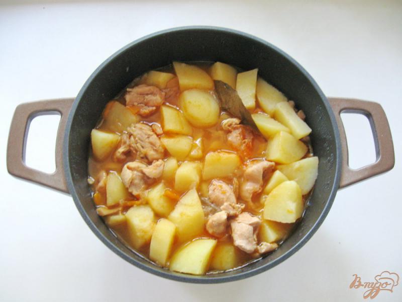 Фото приготовление рецепта: Жаркое из курицы с картофелем и грибами шаг №5