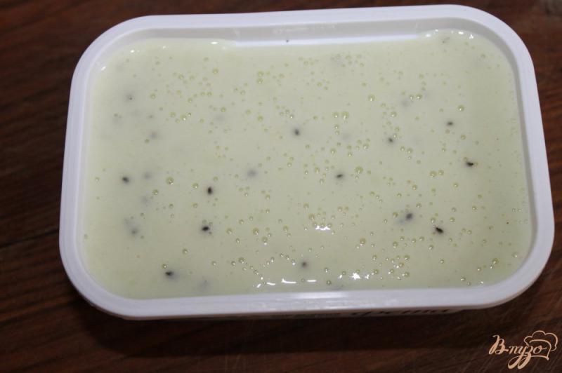 Фото приготовление рецепта: Мороженое из йогурта с киви шаг №6