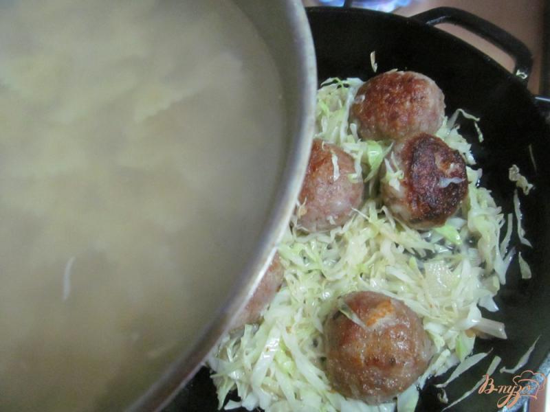 Фото приготовление рецепта: Фрикадельки с капустой и макаронами шаг №7