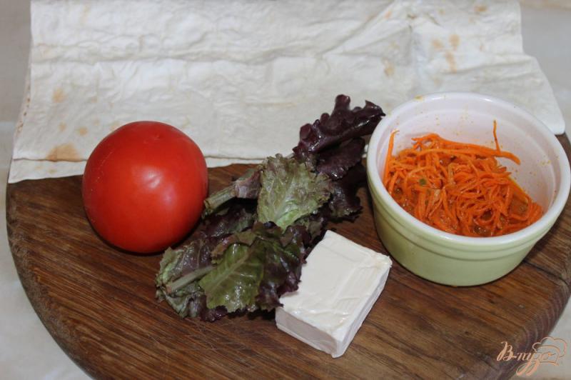 Фото приготовление рецепта: Рулет из лаваша с корейской морковью, сыром и помидорами шаг №1