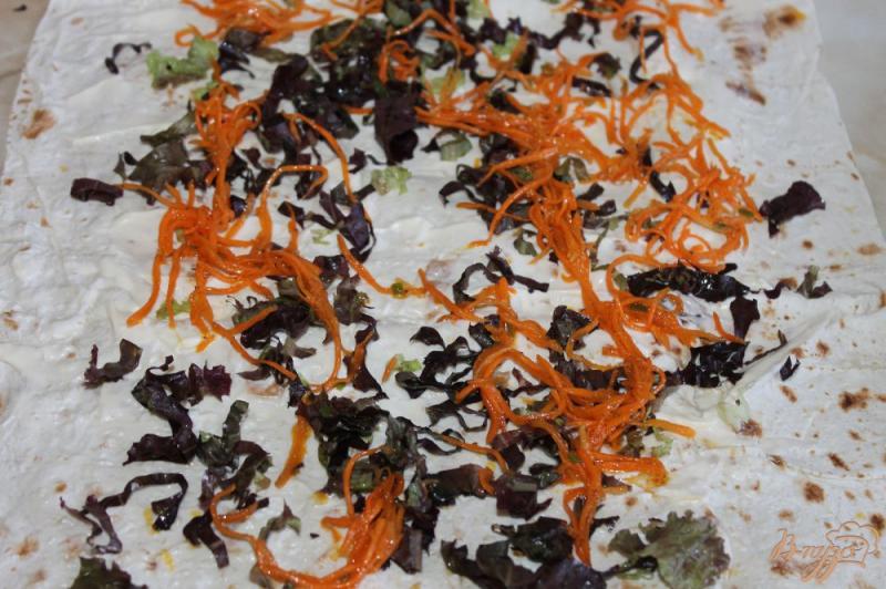 Фото приготовление рецепта: Рулет из лаваша с корейской морковью, сыром и помидорами шаг №3