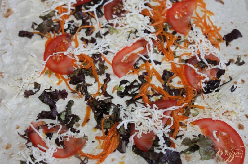 Фото приготовление рецепта: Рулет из лаваша с корейской морковью, сыром и помидорами шаг №5