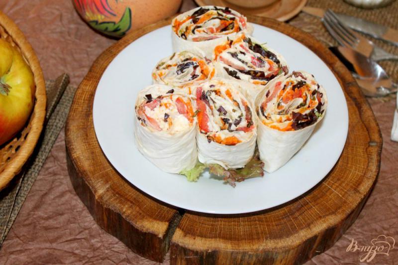 Фото приготовление рецепта: Рулет из лаваша с корейской морковью, сыром и помидорами шаг №7